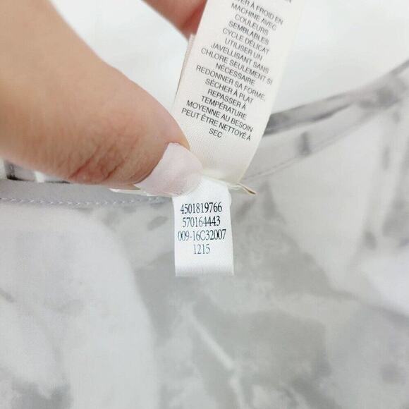 Chico's Womens Grey White Stretchy Sheer Floral Flowy Cape Style Blouse Medium - Picture 11 of 13